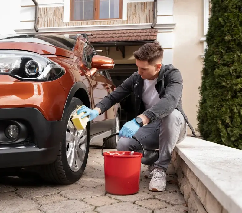 Lavage auto à domicile Azay-le-Ferron : professionnel intervenant sur un véhicule